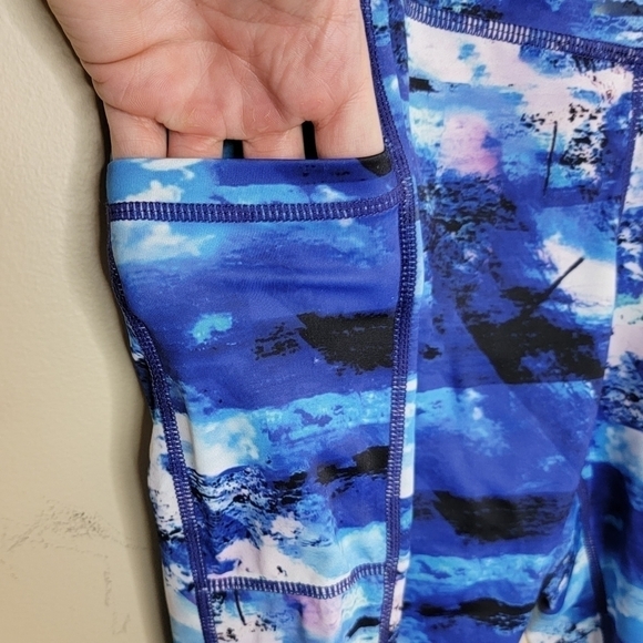 Senita Athletics | Blue Abstract Print Capri Leggings Size Small - Picture 4 of 6